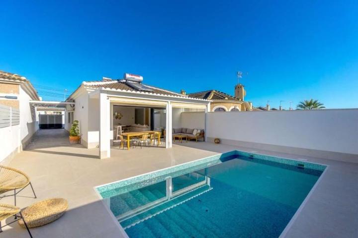 Chalet en venta en Torrevieja, El Chaparral photo 0