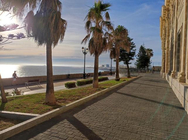 Edificio en venta en Cádiz, Centro photo 0