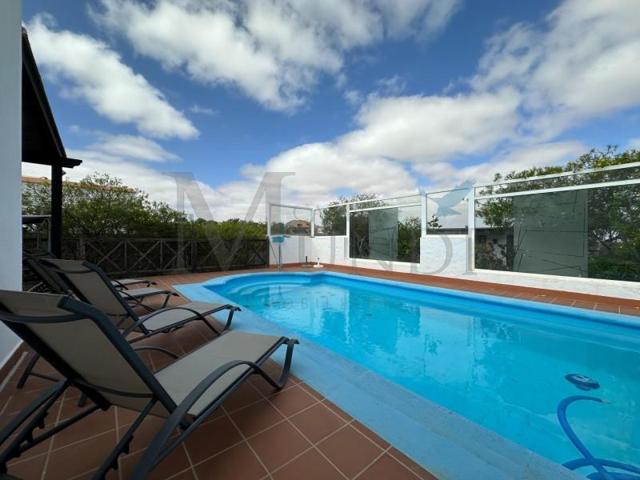 Chalet en venta en La Oliva, Villaverde photo 0