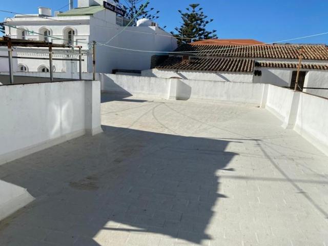 Edificio en venta en Tarifa, Casco antiguo photo 0