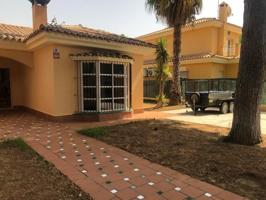 Chalet en venta en Chiclana de la Frontera, La barrosa photo 0