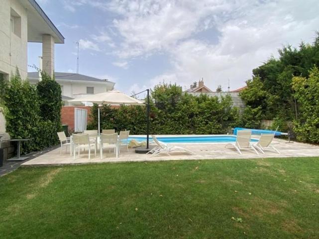 Chalet en venta en Santa Marta de Tormes, VALDELAGUA photo 0