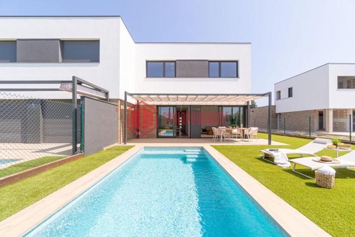 Chalet en venta en Sant Pere Pescador, Urbanizacion bon relax photo 0