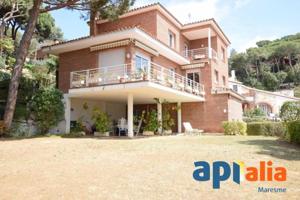 Chalet en venta en Mataró, Urb. les sureres photo 0