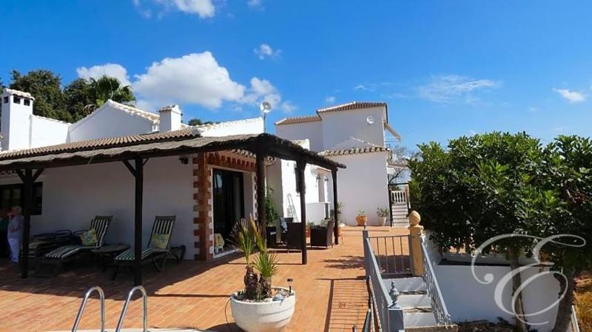 Chalet en venta en Iznájar, Iznájar photo 0