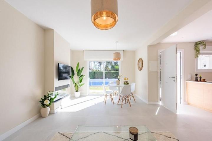 Adosada en venta en San Pedro de Alcántara, Costa del Sol photo 0