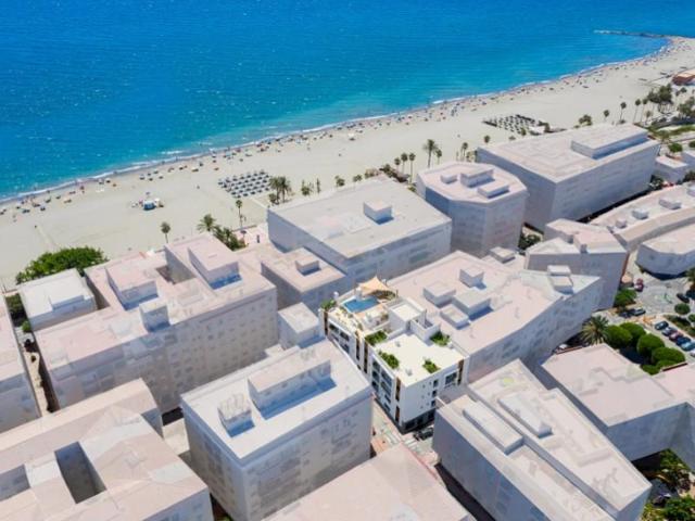 Apartamento en venta en Estepona photo 0