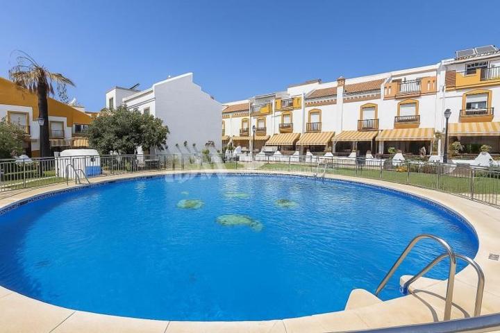 Adosada en venta en Torre del Mar photo 0