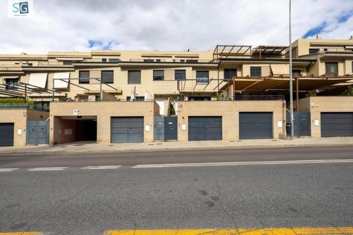 Adosada en venta en Granada, Carretera de la sierra photo 0