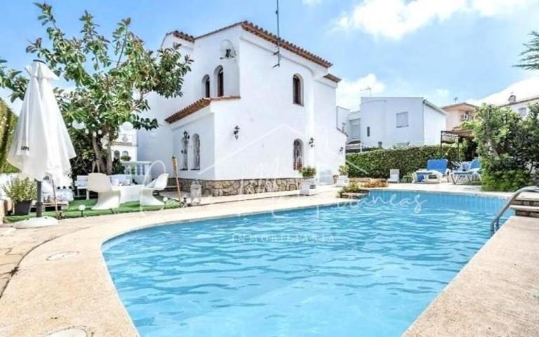 Casa en venta en Miami Platja photo 0