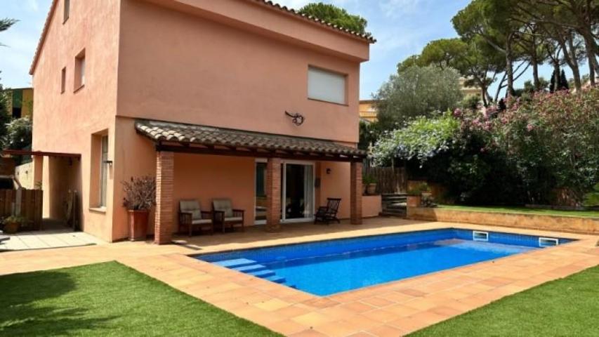 Casa en venta en Mont-ras photo 0