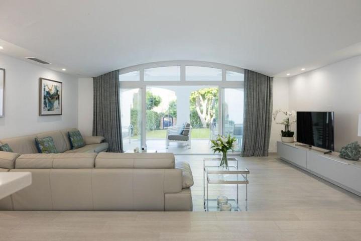 Adosada en venta en Estepona, Costa Del Sol photo 0