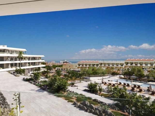 Apartamento en venta en Adeje photo 0