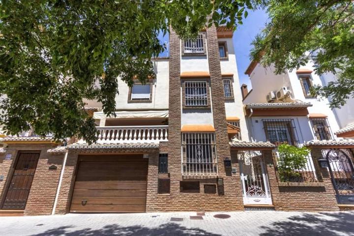 Adosada en venta en Granada, Granada photo 0