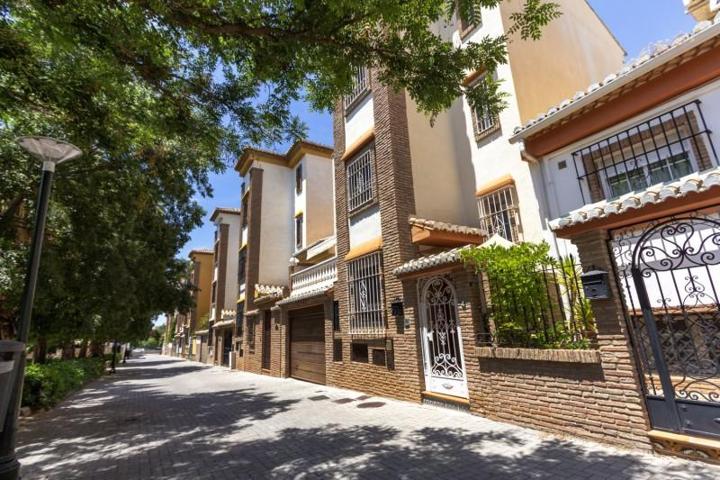 Adosada en venta en Granada, Granada photo 0