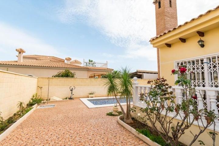 Chalet en venta en Orihuela Costa, Playa Flamenca photo 0