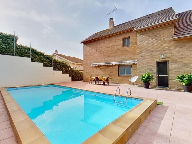 Casa en venta en Abrera photo 0