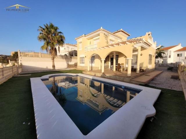 Chalet en venta en Vélez-Málaga, Benajarafe photo 0