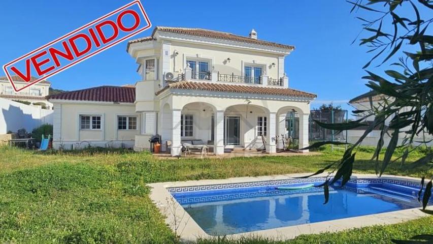 Chalet en venta en San Roque, Torreguadiaro photo 0