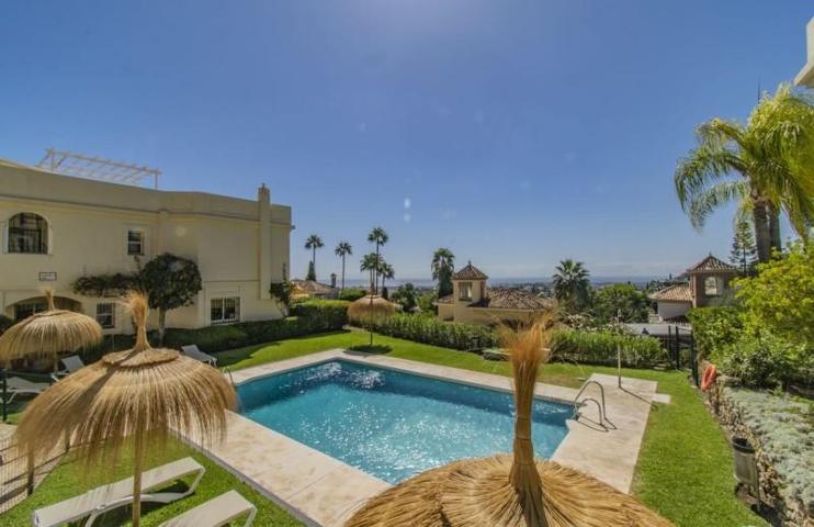 Adosada en venta en Benahavís, El Paraíso photo 0