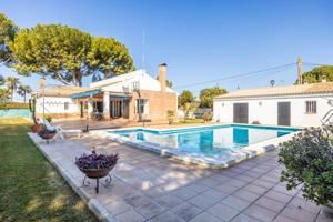 Chalet en venta en Carmona, Urb la cierva photo 0