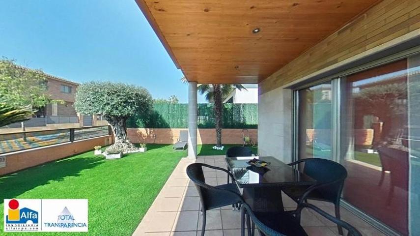 Chalet en venta en Canovelles photo 0