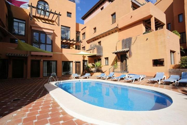 Duplex en venta en Estepona, Bel-Air-Cancelada-Saladillo photo 0