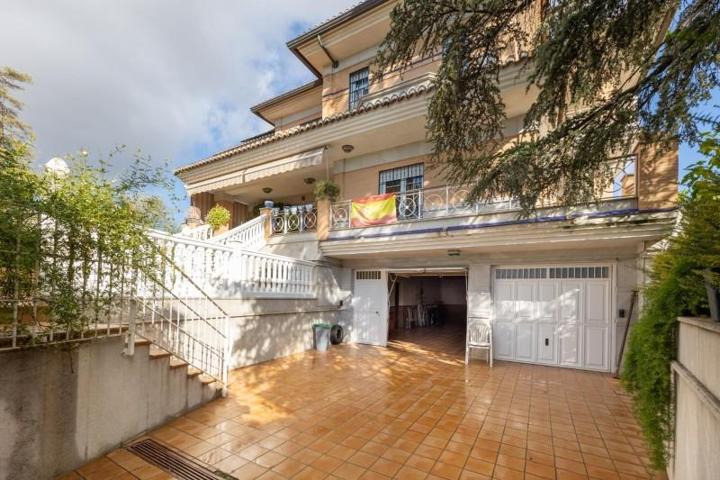 Chalet en venta en Peligros, Monteluz photo 0