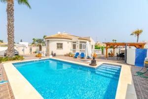 Chalet en venta en Orihuela Costa, Playa Flamenca photo 0