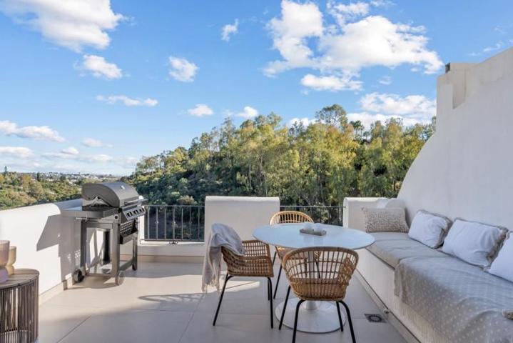 Apartamento en venta en Benahavís, Los Arqueros-Puerto del Almendro photo 0