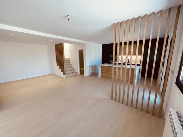 Chalet en venta en Vigo, Calle Pirucha, 36390 photo 0