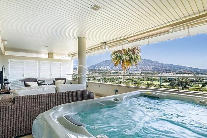 Piso en venta en Marbella, Nueva Andalucía, La Corniche photo 0