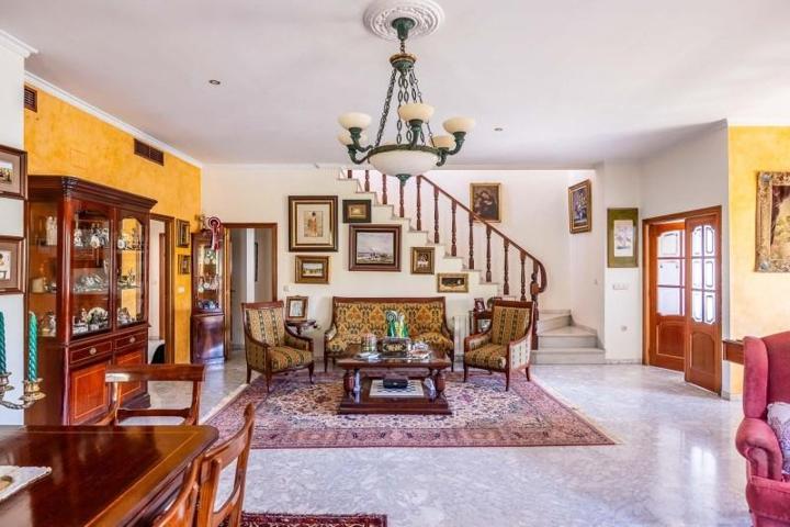 Chalet en venta en Tomares, Las Almenas photo 0