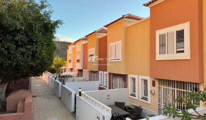 Casa con terreno en venta en Adeje photo 0