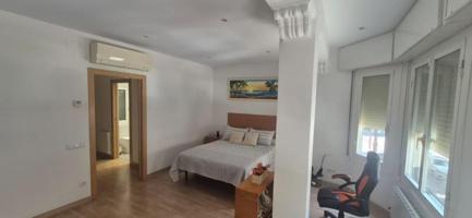 Adosada en venta en L'Hospitalet de Llobregat, Barcelonès photo 0