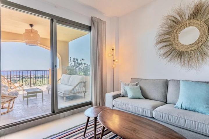 Piso en venta en Benahavís photo 0