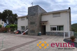 Casa en venta en Vallirana, LES BASIOLES photo 0