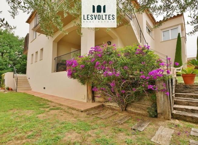 Chalet en venta en La Bisbal d'Empordà, Carrer Gavarres, 17100 photo 0