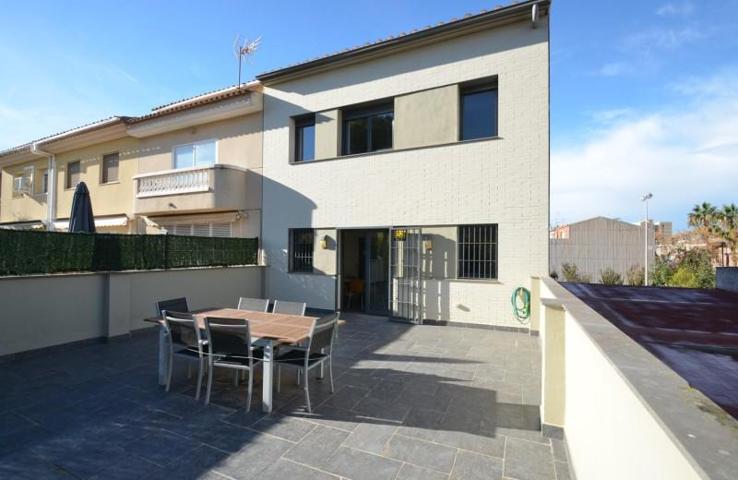 Adosada en venta en Vilanova i la Geltrú, La Bobila photo 0