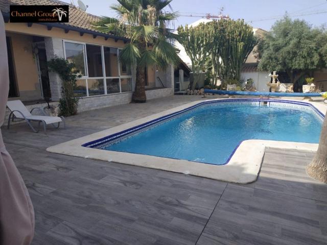 Chalet en venta en Orihuela Costa, Villamartin photo 0