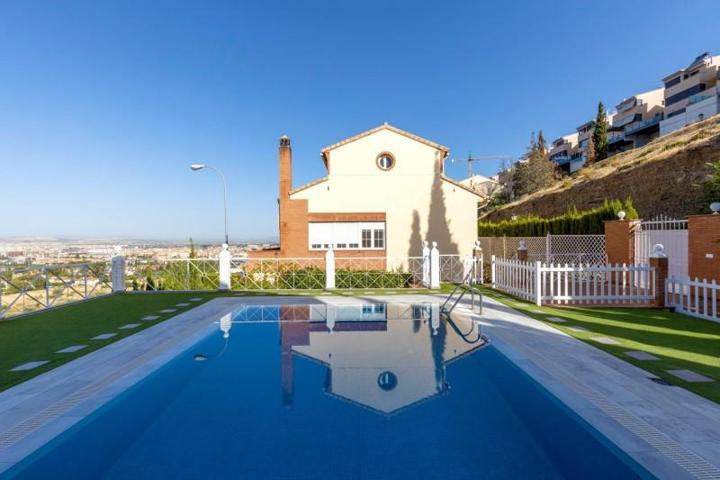 Adosada en venta en Granada, El serrallo photo 0