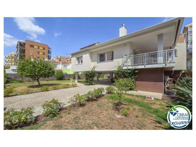 Casa en venta en Roses photo 0