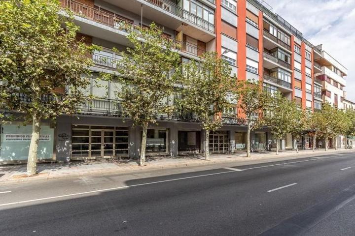 Local comercial en venta en León, La Palomera photo 0