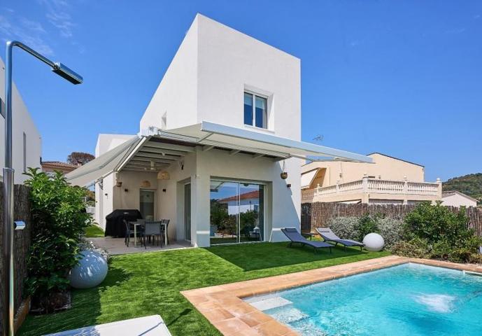 Casa en venta en Pineda de Mar, Pinemar-Can Cornet photo 0