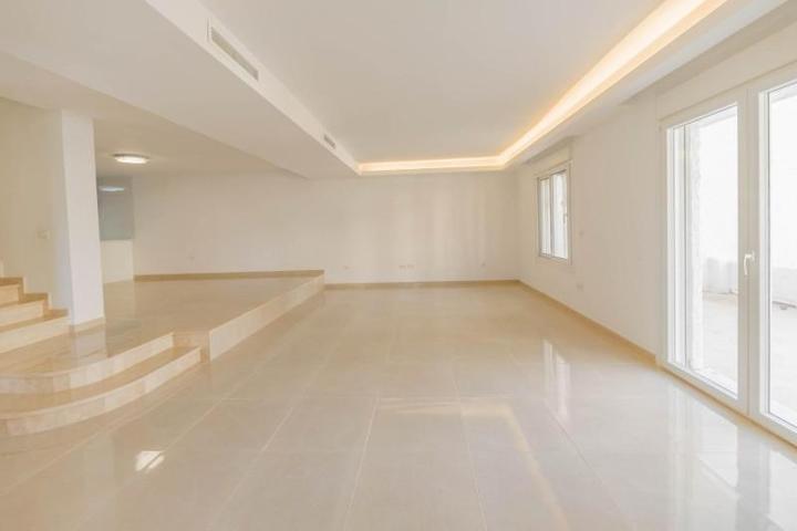 Adosada en venta en Marbella, Nueva Andalucía photo 0