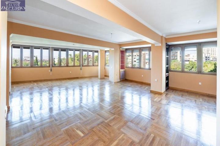 Piso en venta en Granada, Constitucion photo 0