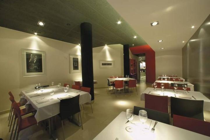 Local comercial en venta en Bilbao, Abando photo 0