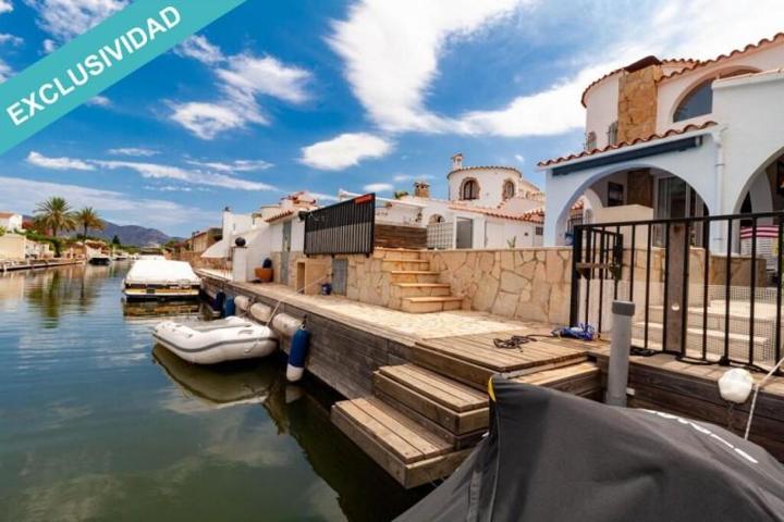 Casa en venta en Empuriabrava photo 0