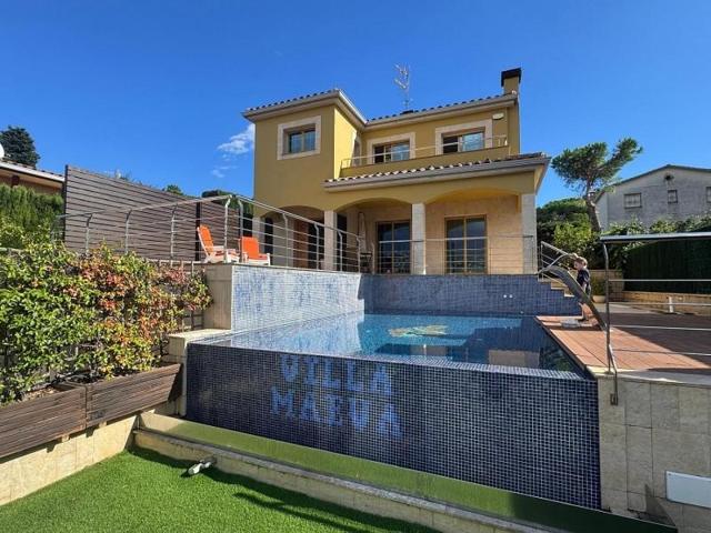 Casas de pueblo en venta en Girona photo 0