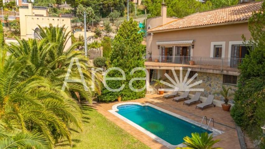 Chalet en venta en Mataró, Urbanizaciones photo 0